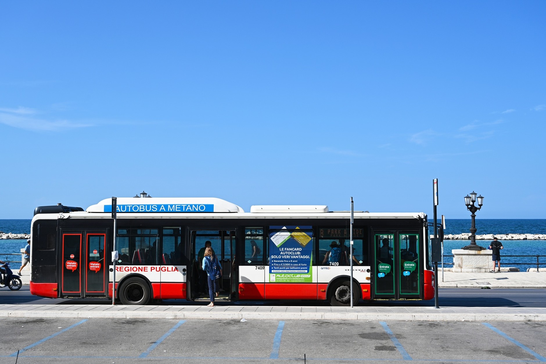 Autobus miejski na przystanku w Bari we Włoszech