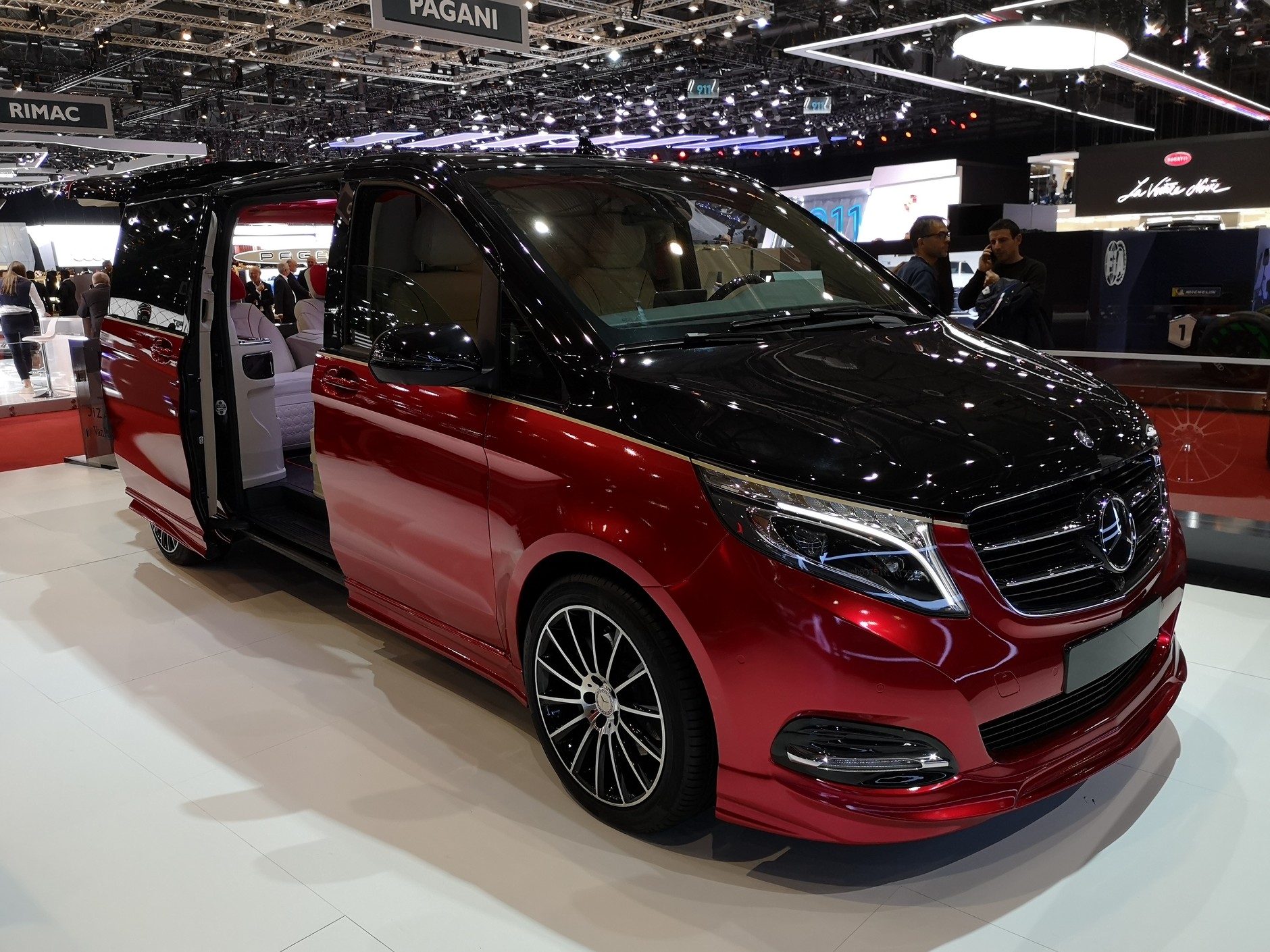 Luksusowe vany - salon samochodowy w Genewie