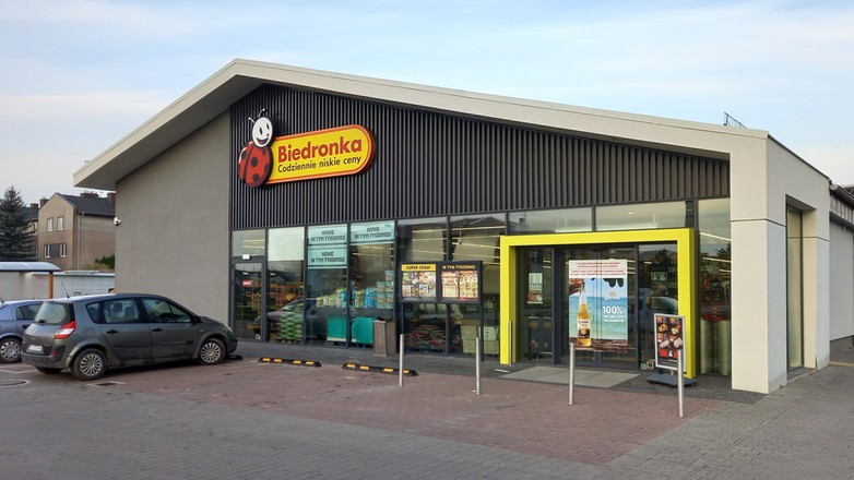 Parking pod sklepem Biedronka