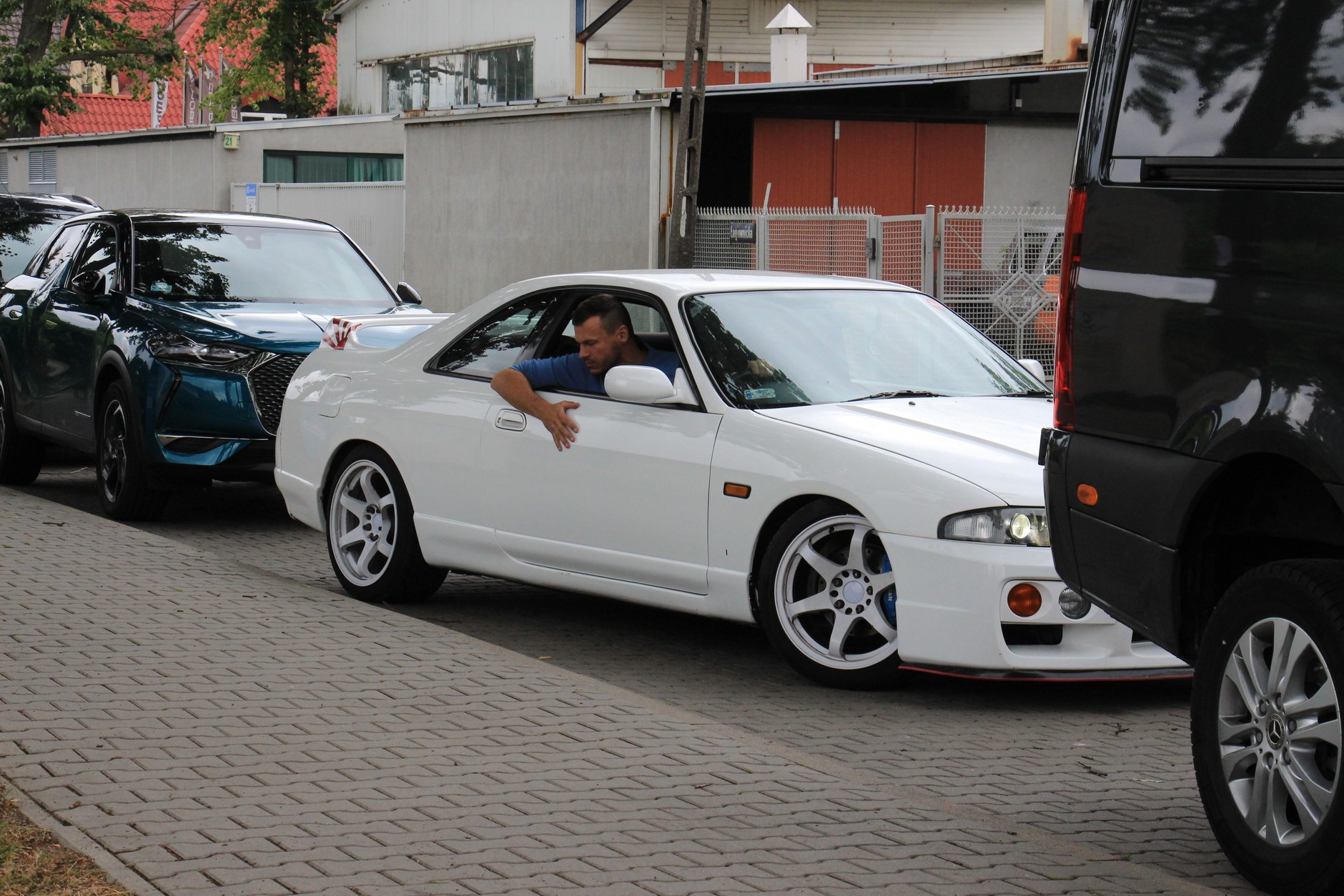 Na szczęście są też zalety kierownicy z prawej – znacznie łatwiejsze jest np. równoległe parkowanie wzdłuż krawężnika.