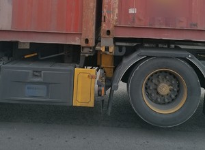 Podłączył do ciężarówki dwie naczepy