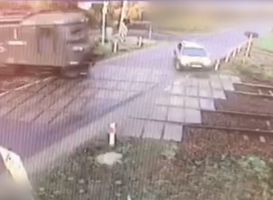 Zlekceważył znak "STOP" przed przejazdem i zderzył się z pociągiem