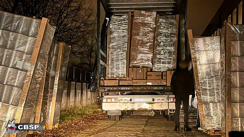 Naczepa tira skrywała kolejne paczki