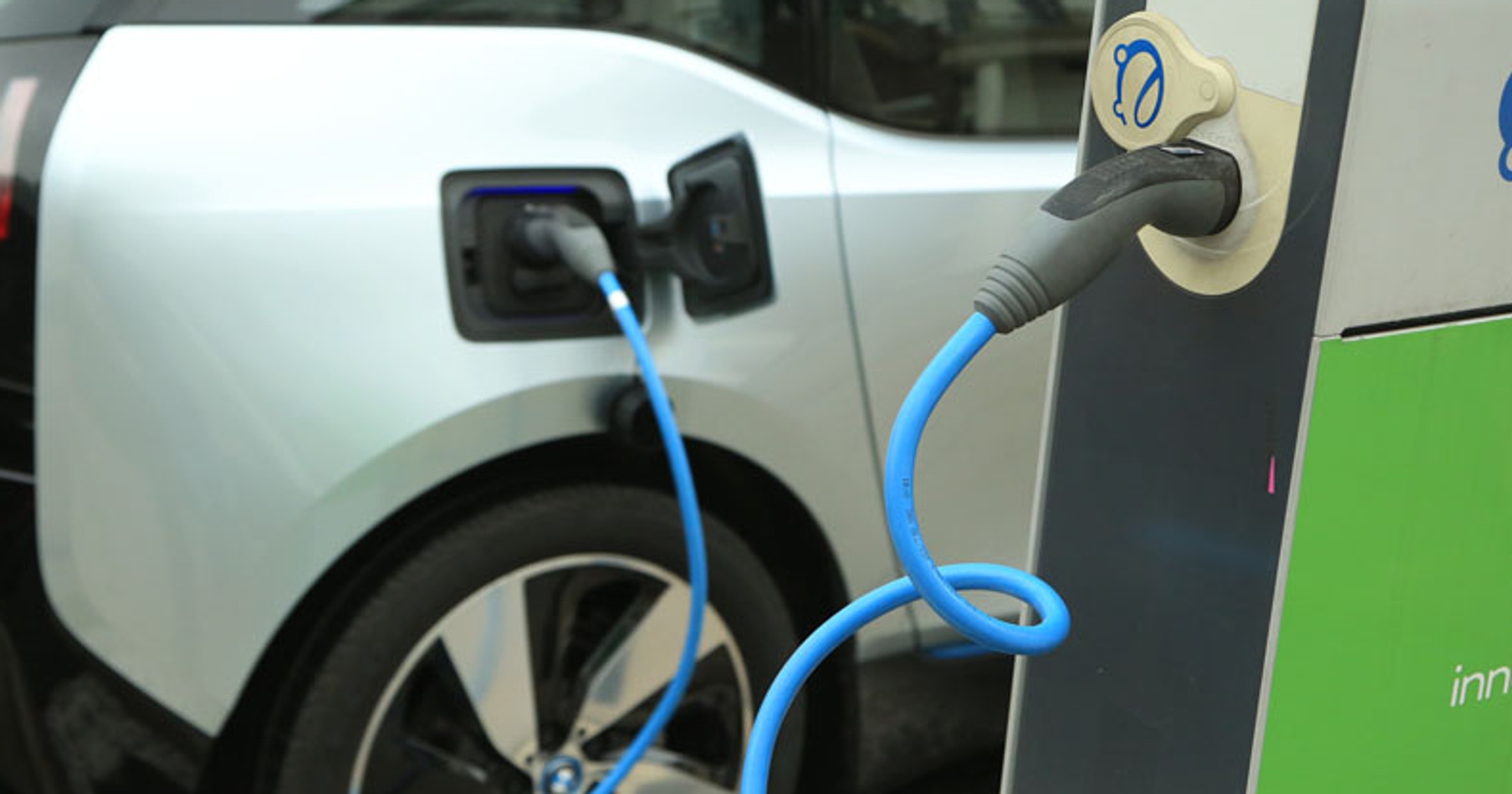 Czy prywatne auta elektryczne i hybrydowe będzie można wykorzystać do podróży służbowych? (zdjęcie ilustracyjne)