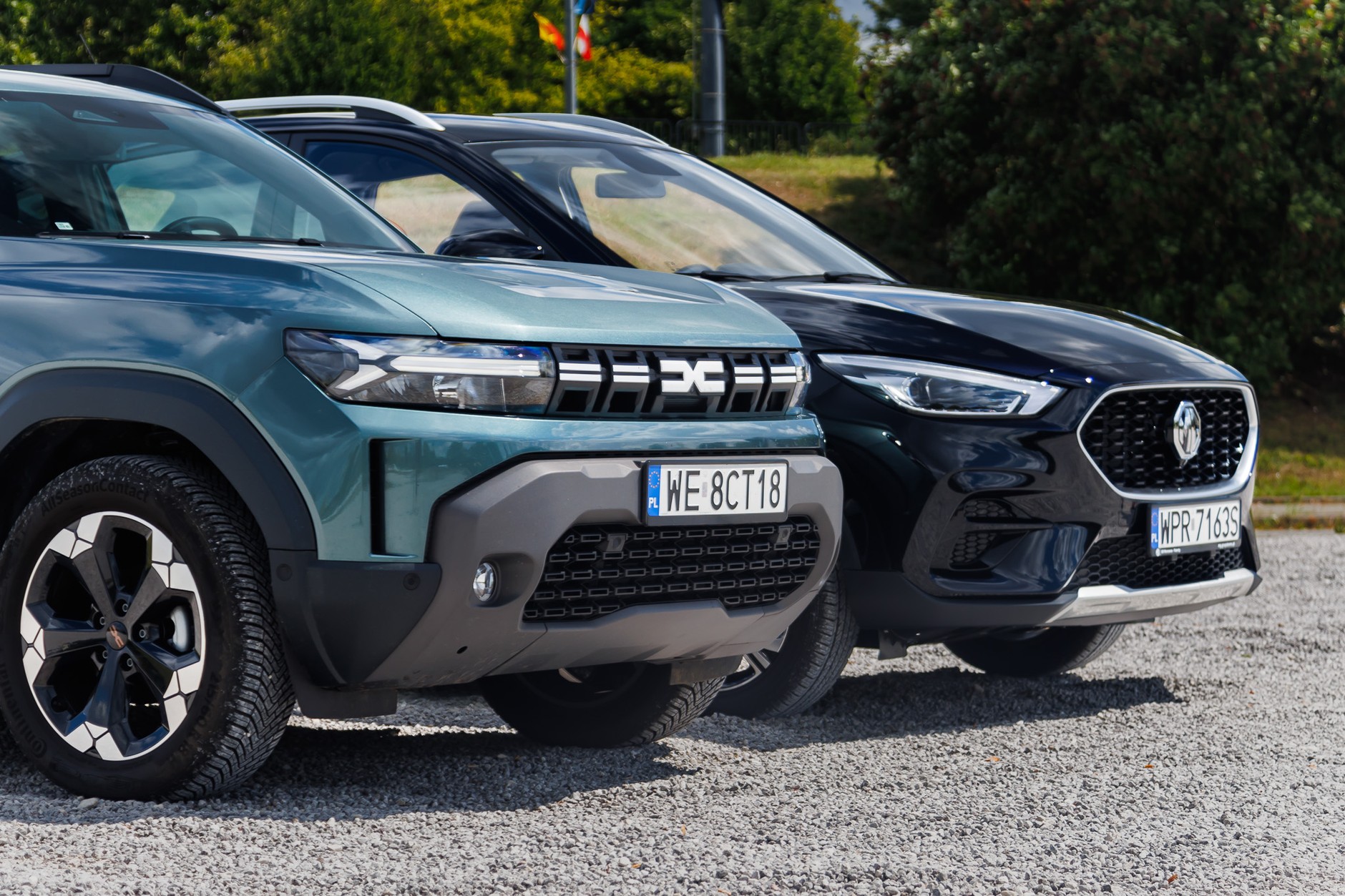 Dacia Duster kontra MG ZS. Porównanie dwóch budżetowych samochodów