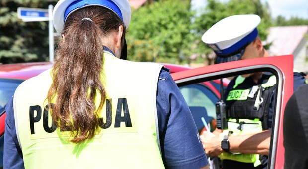 Policjanci z ukrycia patrzą na linię P-12. Kierowcy dostają po osiem pkt i 300 zł