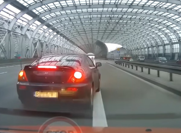 "Poganiacz" rządził na drodze S8. Nagrała się jego twarz. "Ładnie się bawią w tej policji" [WIDEO]