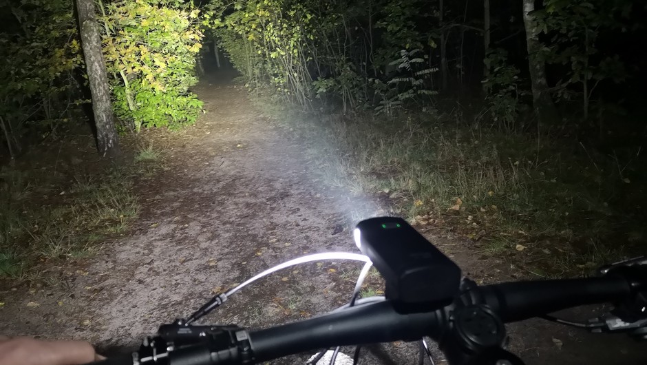 Światło lampki Giant Recon HL 1800 w najmocniejszym trybie: w rzeczywistości wydaje się, że droga oświetlona jest nawet jaśniej; w lesie sprawdza się nawet lepiej tryb „pół mocy”