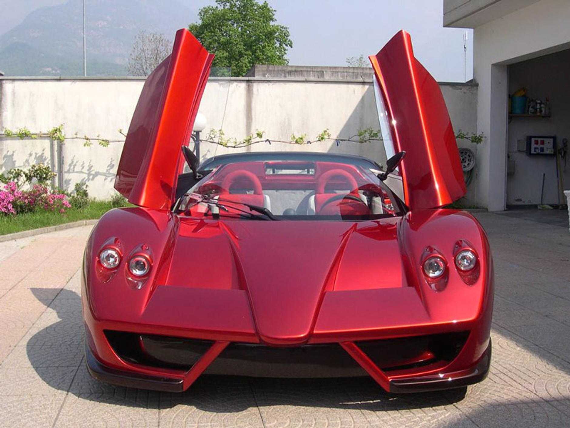 Lavazza GT-X V12 5.3: najnowsze osiągnięcie spółki Simbol Design