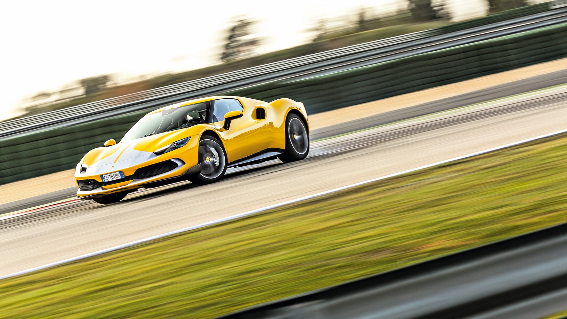 Krótkie czasy okrążeń na torze możliwe do osiągnięcia po wyłączeniu kontroli trakcji („CT off“). Z „ESC off” GTB produkuje dym