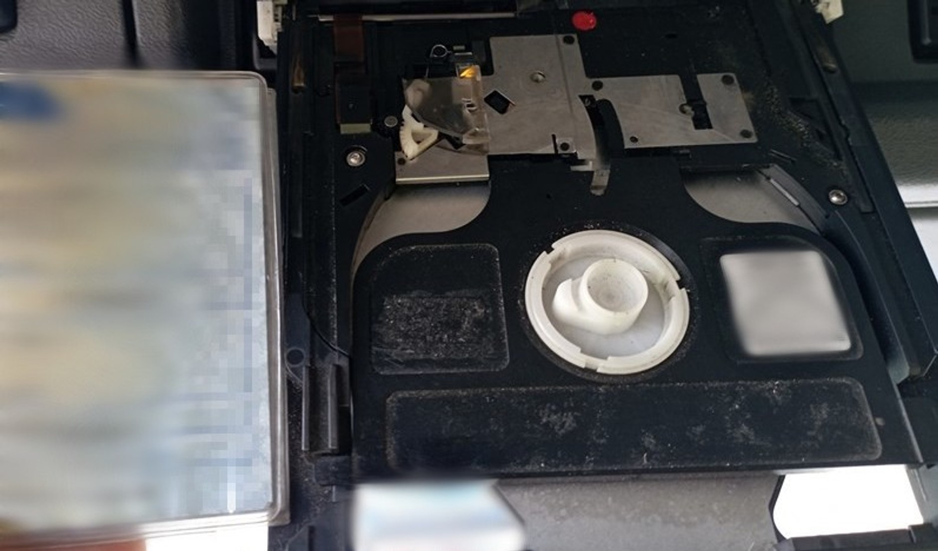 Niesprawna ciężarówka wiozła nowe auta do Niemiec