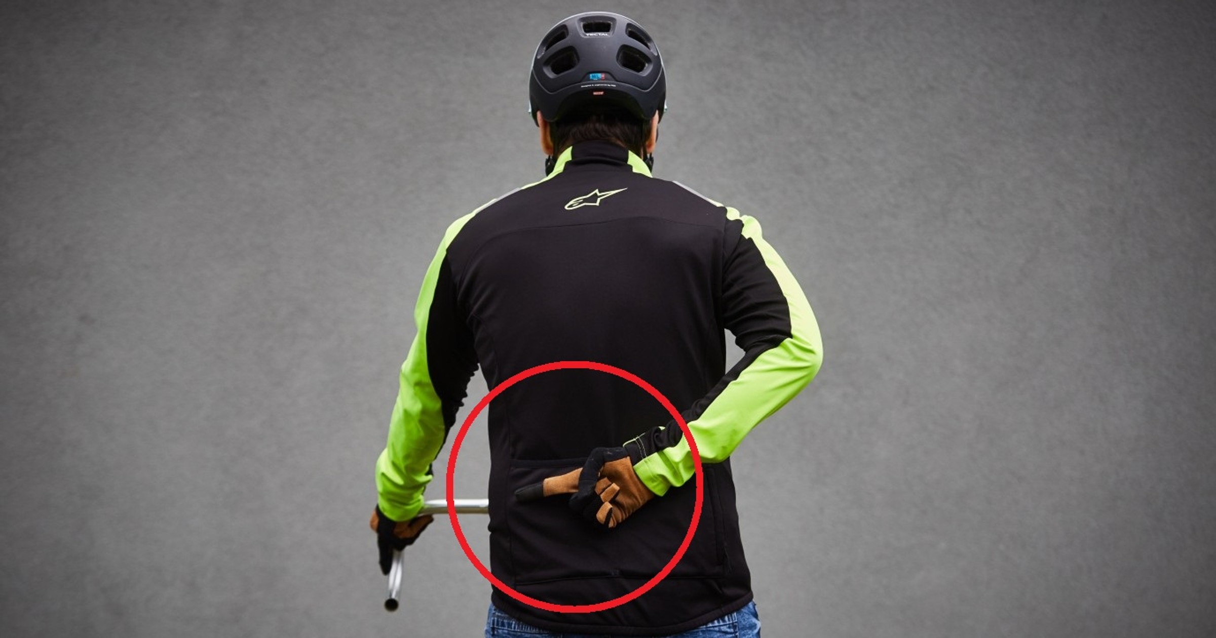 Ten gest rowerzystów jest szczególnie cenną informacją dla kierowców (fot. Skoda, welovecycling.com)