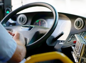 Kierowca autobusu tankował na firmową kartę. Ukradł ponad tysiąc litrów paliwa