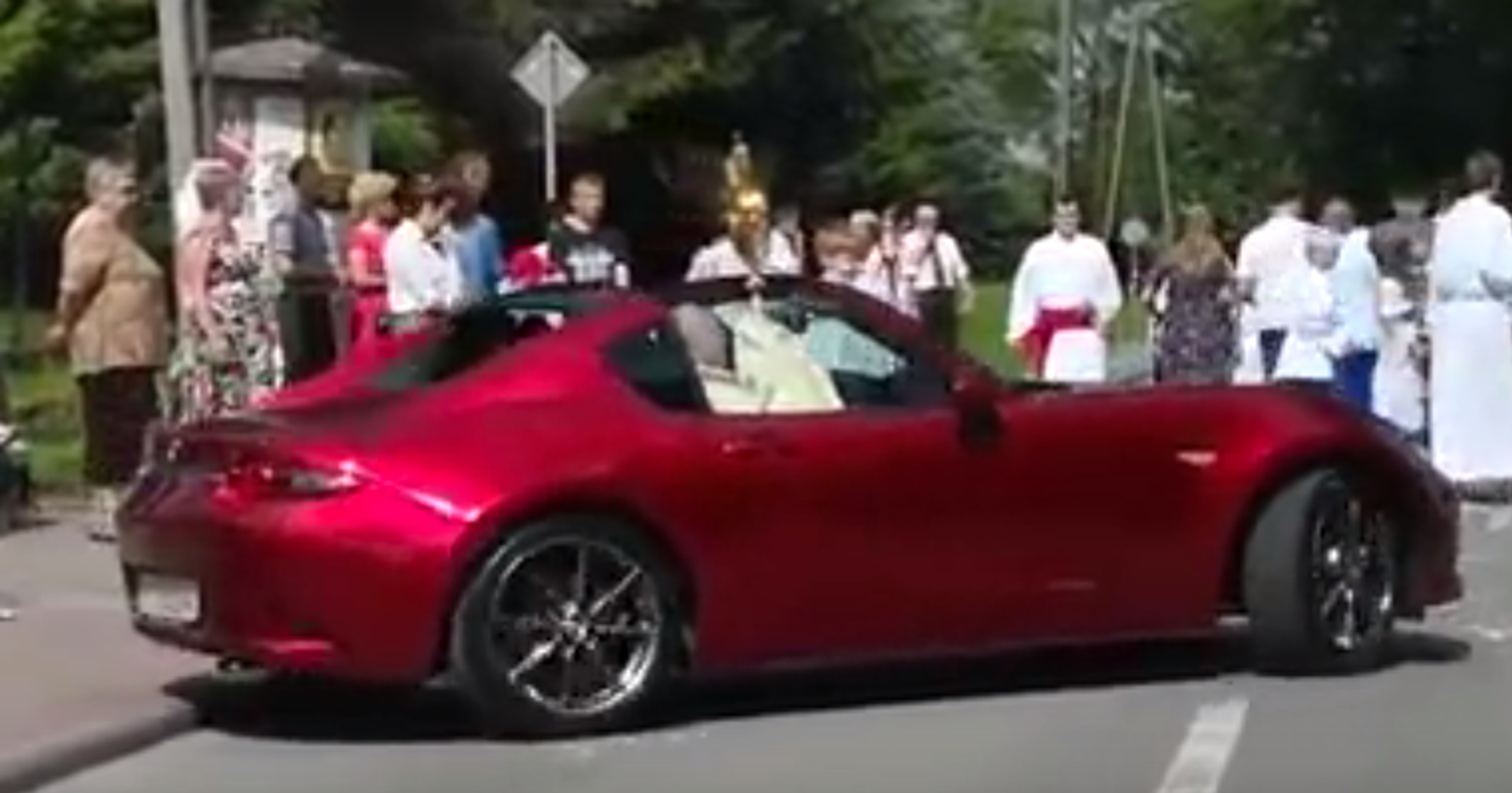 Mazda MX-5 na procesji Bożego Ciała