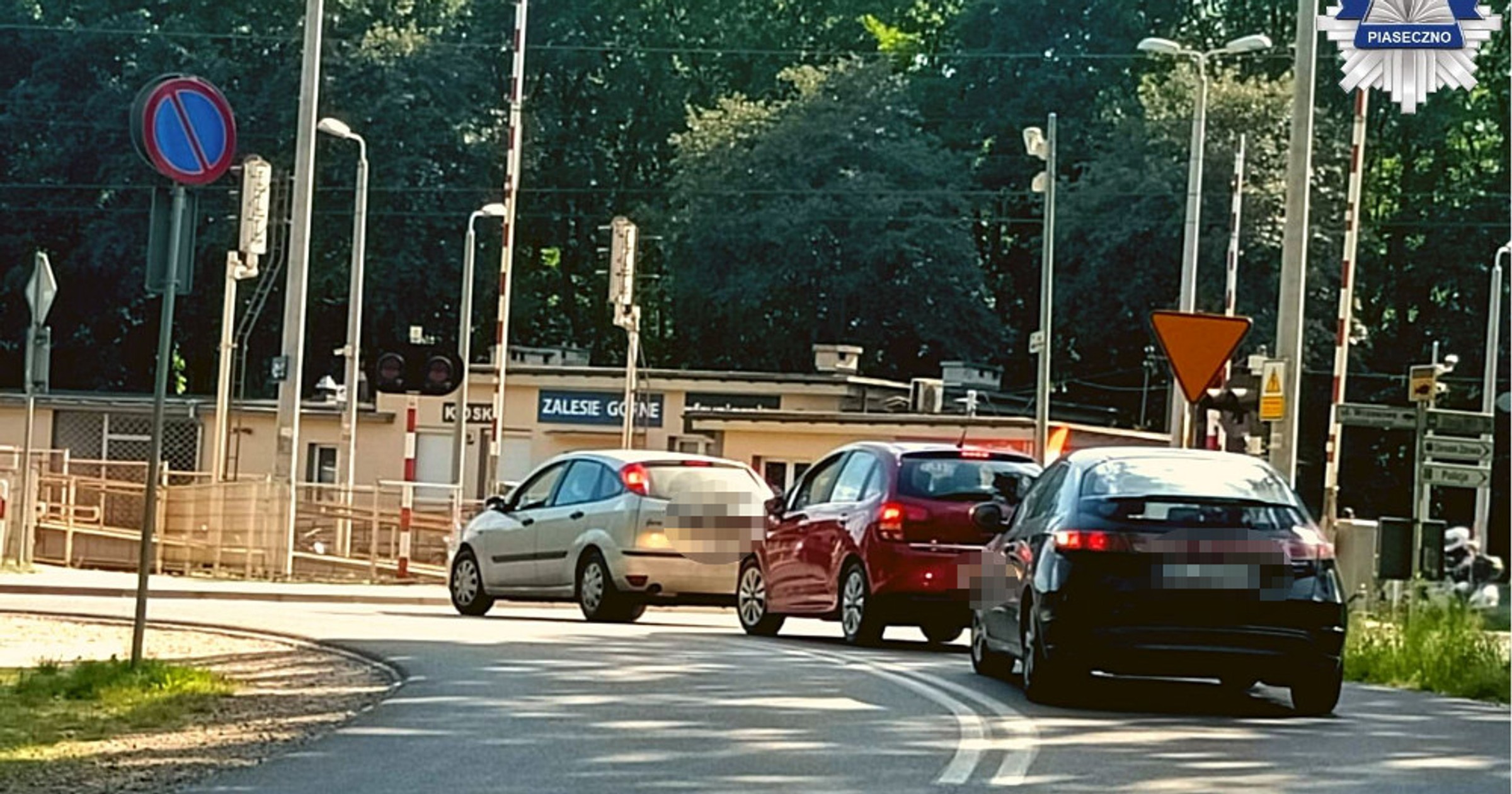 Policyjna akcja na przejeździe kolejowym