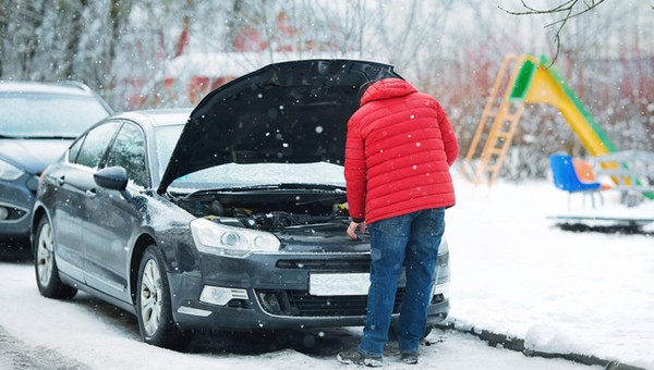 Mróz unieruchamia samochody. Czy twój także nie pojedzie?