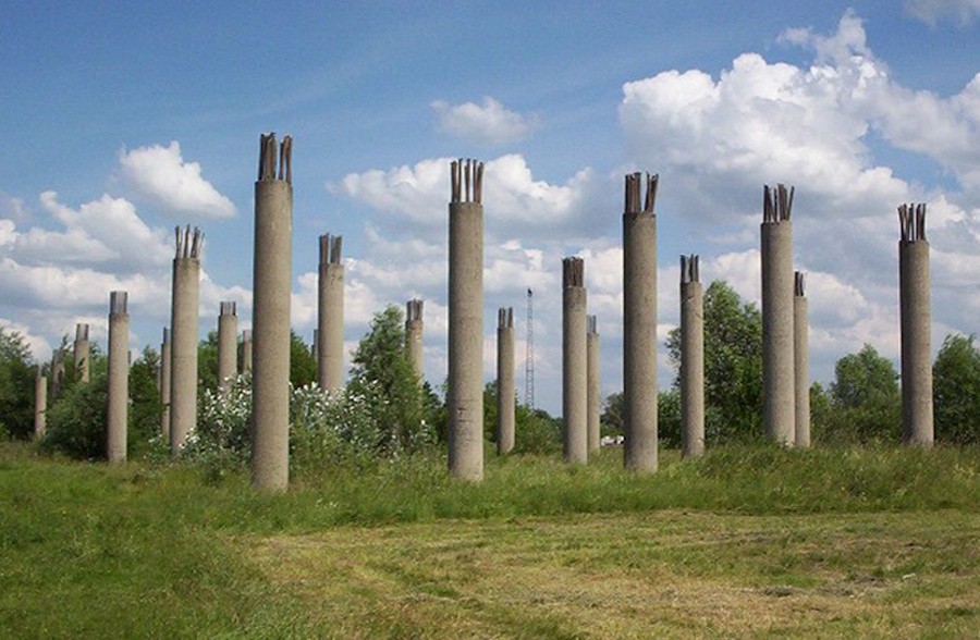Słupy niedokończonego wiaduktu "olimpijki" w 2005 r. Zostały zniszczone pięć lat później