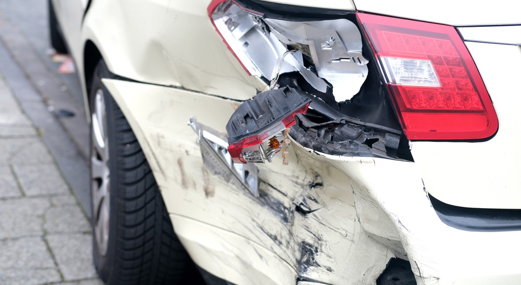 Zła interpretacja przepisów o jeździe "na suwak" skończyła się dla naszego czytelnika zniszczeniem samochodu – zdjęcie ilustracyjne