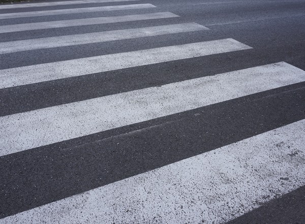 Uwaga na przejścia sugerowane. Są pasy, ale to nie są przejścia dla pieszych