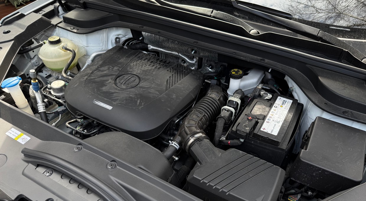 Różnice między wymianą oleju co 8 i co 16 000 km. Pokazał wnętrze silnika. Jest różnica