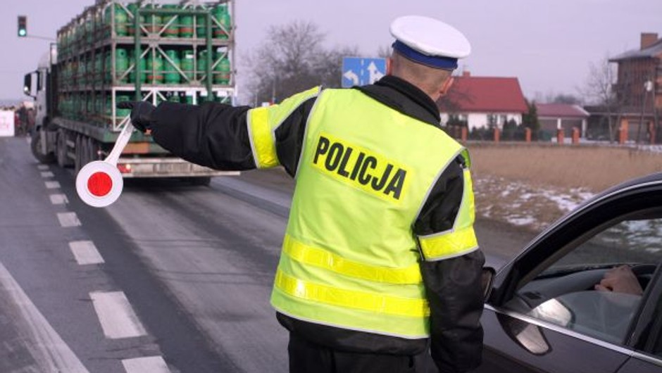 Policjant wyznacza objazd