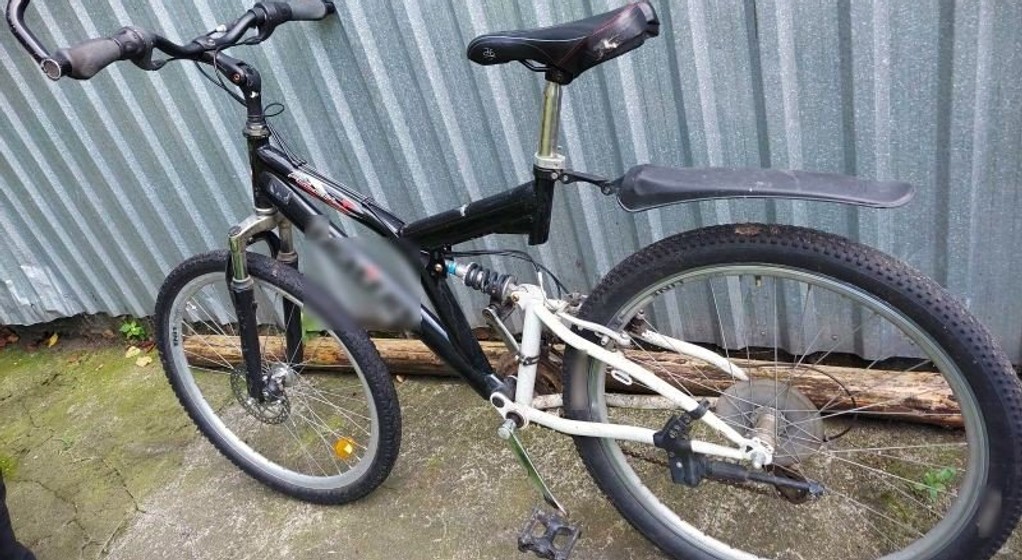 Rower zabezpieczony przez policjantów