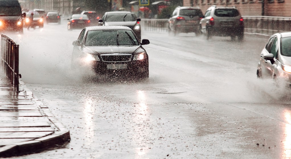 W majówkę kierowcom mogą się dać we znaki opady deszczu, burze i nocne oraz poranne przymrozki