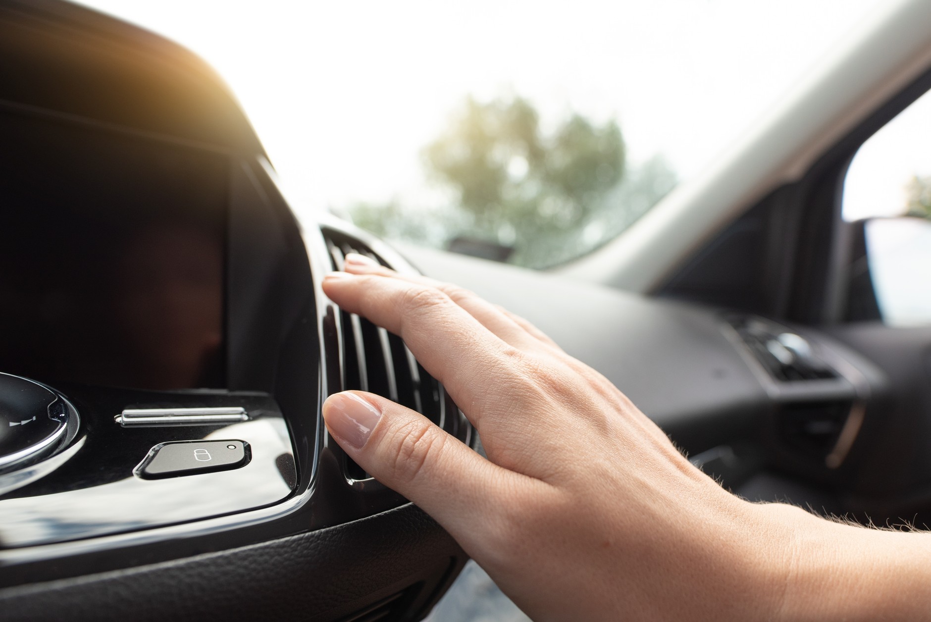 Przed uruchomieniem klimatyzacji, lepiej otworzyć drzwi lub szyby. Uruchamianie "klimy" po włączeniu silnika jest też zdrowsze dla osprzętu silnika