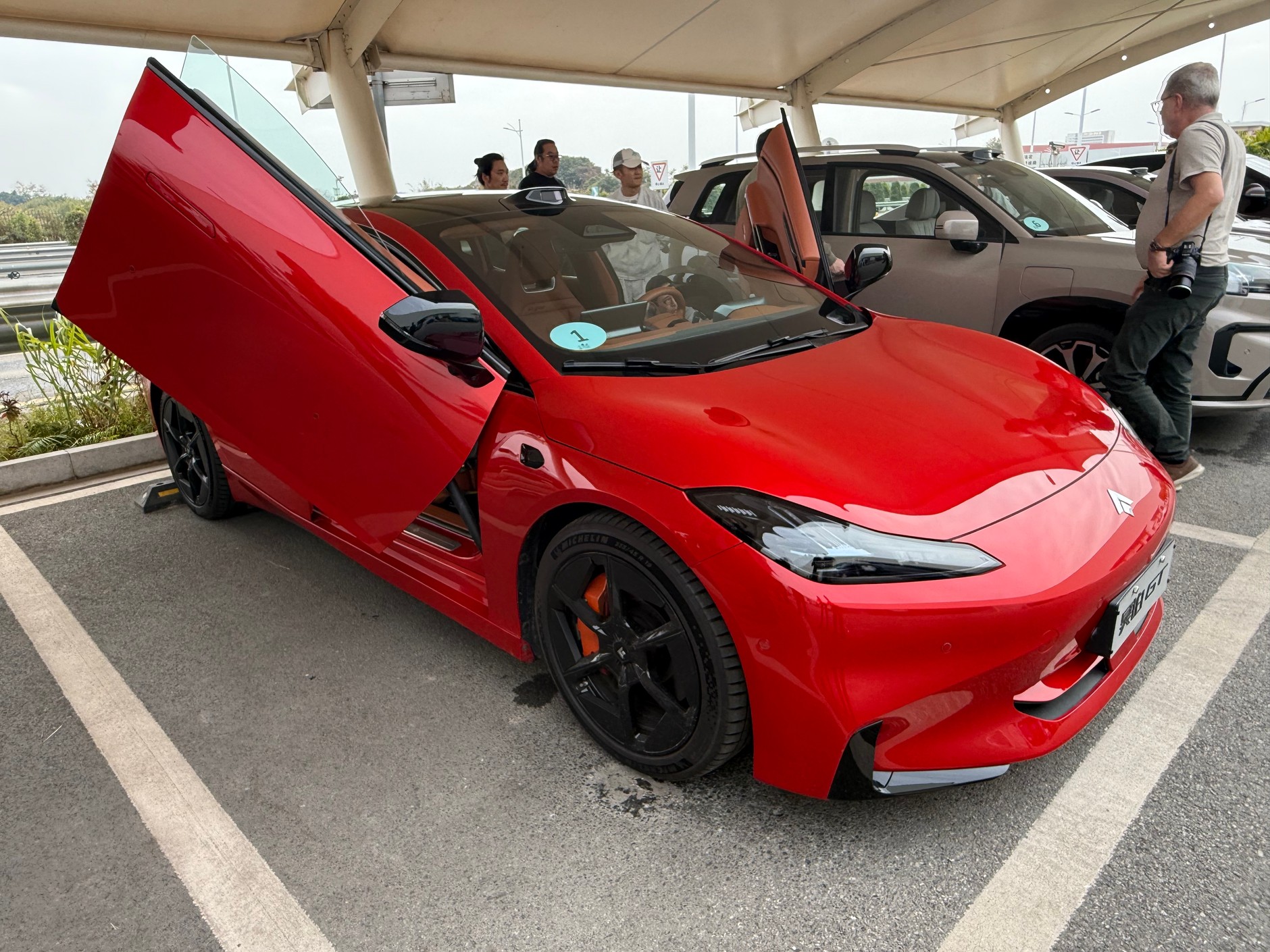 Hyptec GT. Hyptec jest marką premium należącą do GAC. ten samochód wyróżnia się drzwiami otwieranymi ku górze – oczywiście z siłownikami elektrycznymi. Samochód ma napęd elektryczny