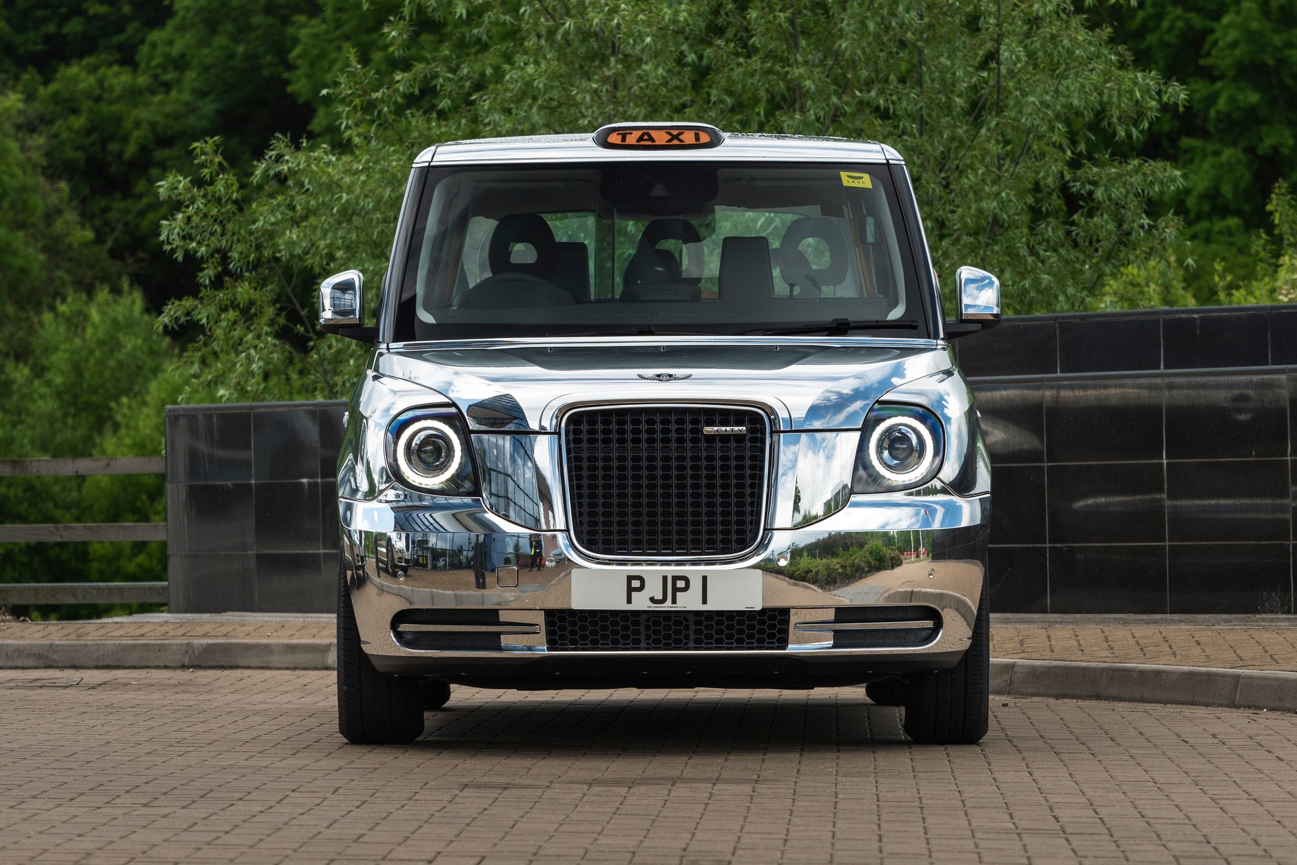 Platynowa taksówka LEVC TX