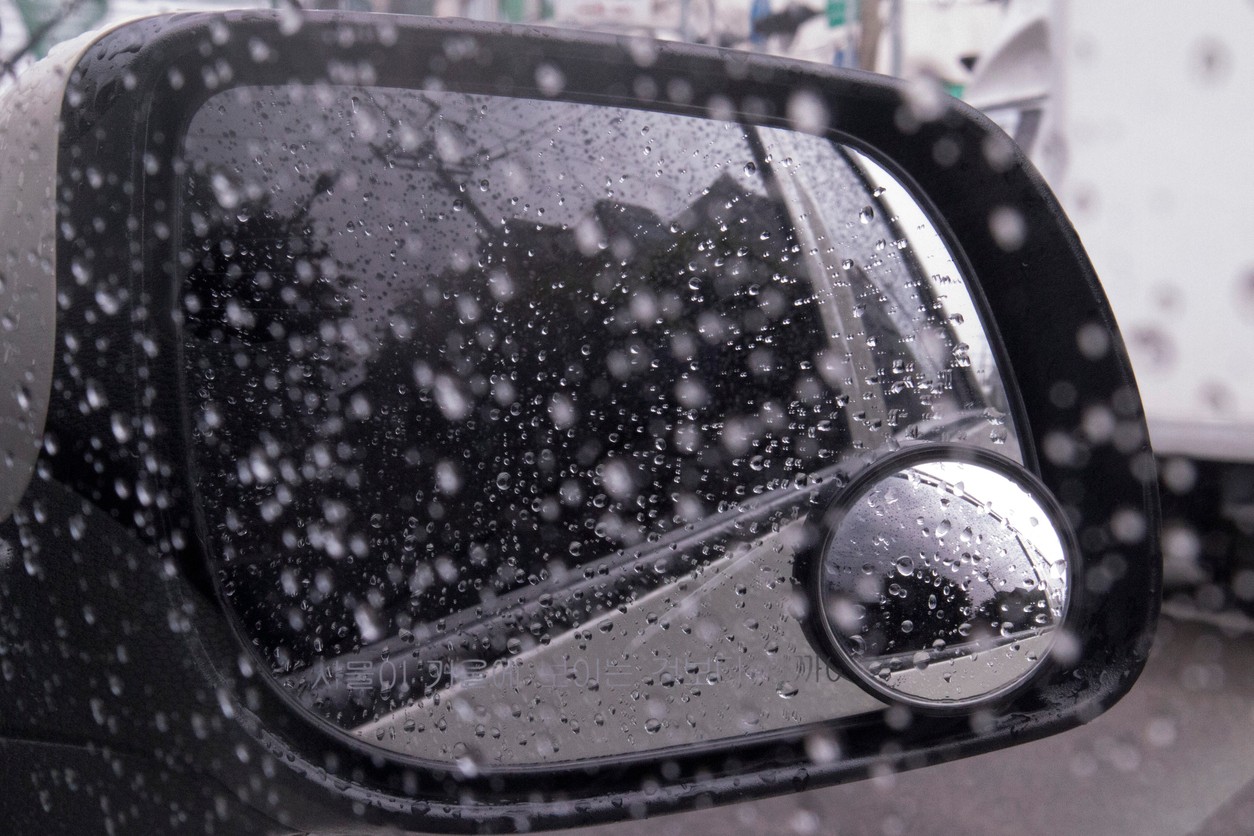 Bezpieczeństwo jesienią na drodze. Jak poprawić widoczność w aucie?