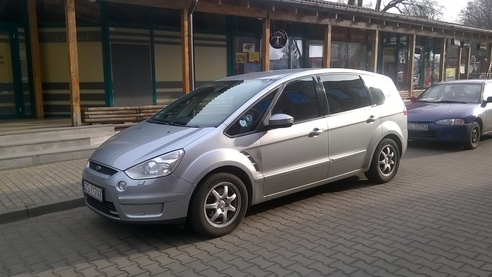 S-Max z uszkodzoną szybą