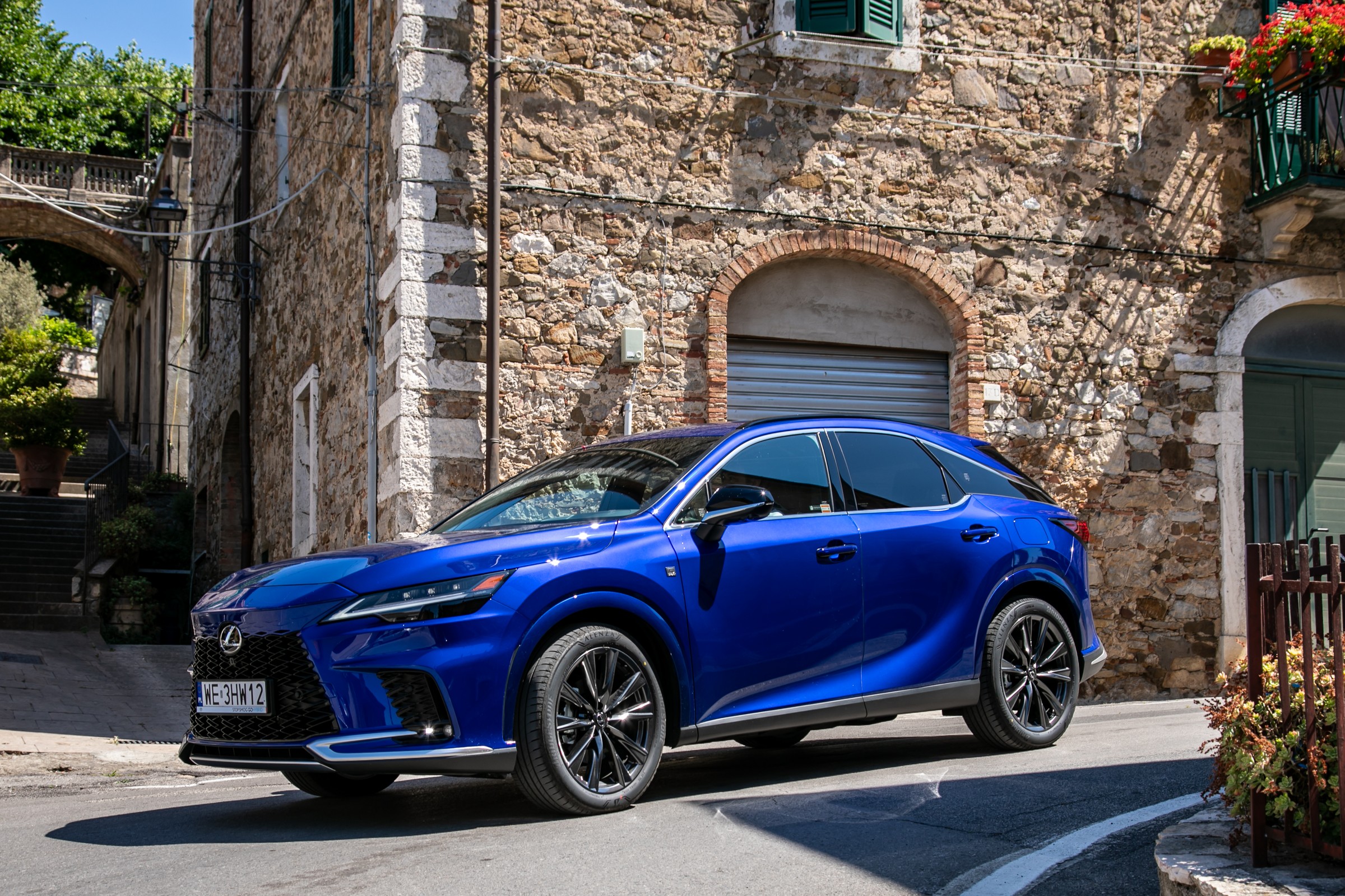 Lexus świętuje 30 lat w Polsce. Obniża ceny i daje rabaty na akcesoria