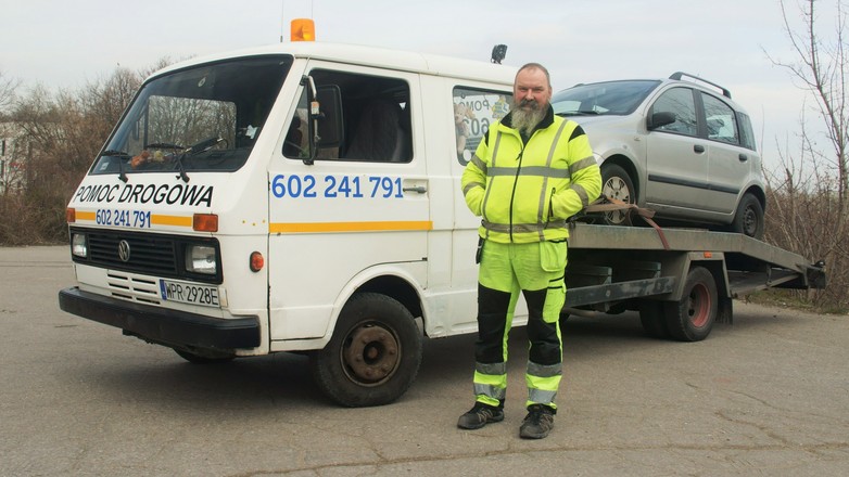 Pomoc drogowa, holowanie pojazdów, laweta, zepsuty samochód, auto na lawecie