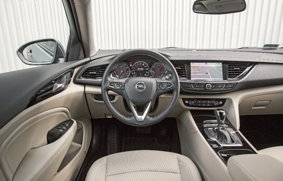 Powiew nowoczesności:   z deski rozdzielczej zniknął nadmiar przycisków. Plastiki są twardsze, niż wyglądają