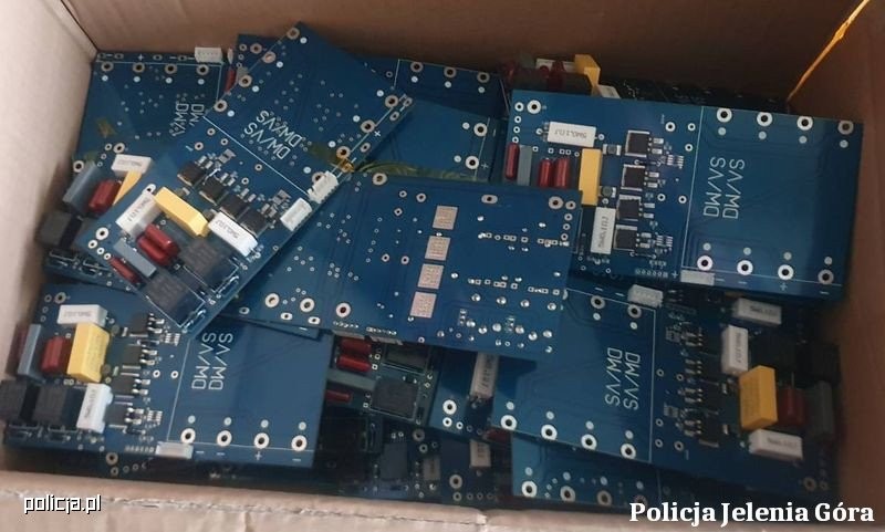 Zabezpieczone przez policjantów przedmioty służące do kradzieży pojazdów