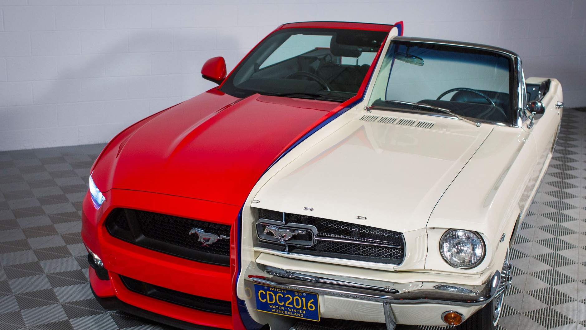 Ford Mustang: lewa część to szósta generacja (rok modelowy 2015), prawa to pierwsze wcielenie (rok modelowy 1965)
