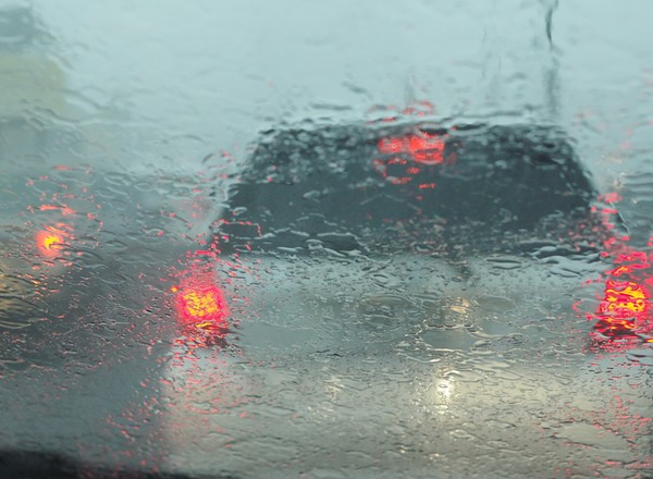 Warszawa walczy ze skutkami deszczowego armagedonu. Policja apeluje o przesiadkę z aut do pojazdów komunikacji miejskiej