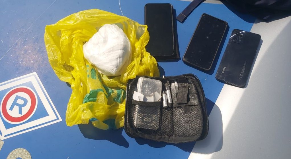 Obraz pochodzący z serwisu https://swietokrzyska.policja.gov.pl/kie/dzialania-policji/aktualnosci/70102,Zatrzymany-po-poscigu-z-narkotykami-trafil-do-aresztu.html