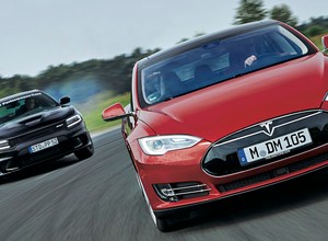 Brutal kontra anioł - czyli Dodge Charger Hellcat kontra Tesla Model S P85D