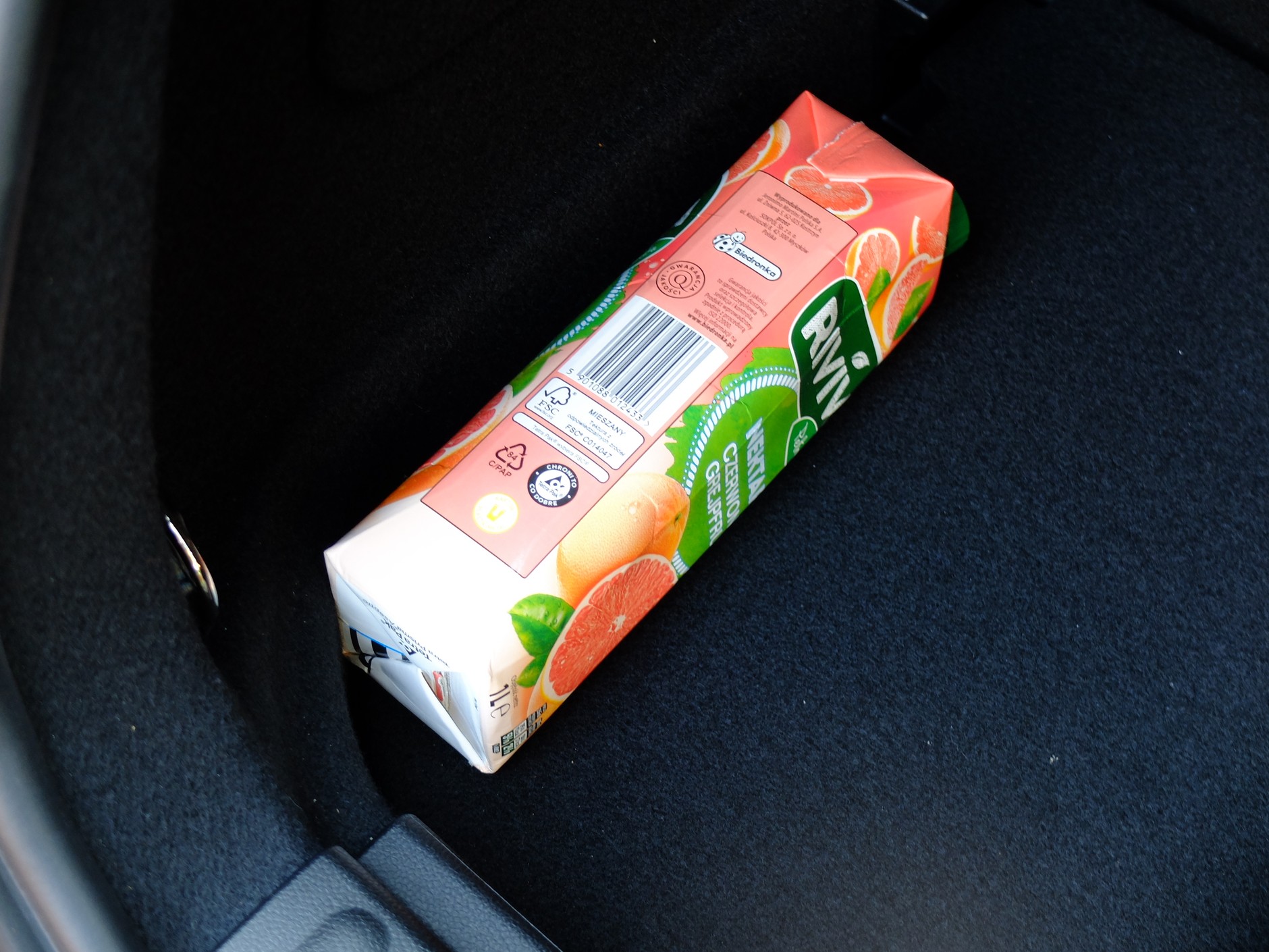 Upały: tych rzeczy lepiej nie zostawiać w aucie