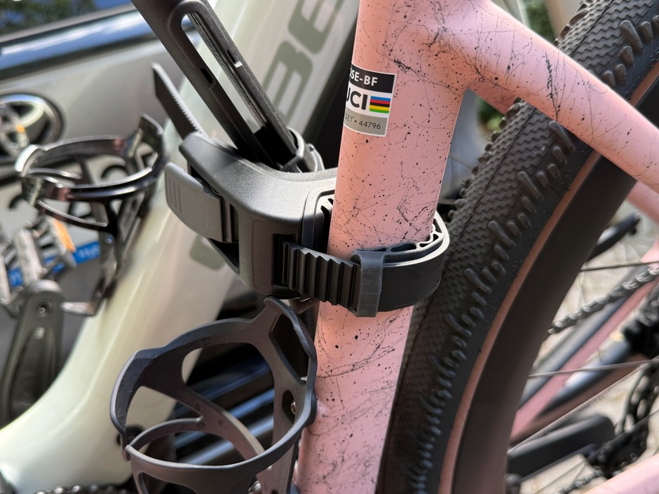 Każdy wspornik roweru ma ruchomą głowicę z taśmą i miękkim wykończeniem – jest kompatybilny z ramami z karbonu
