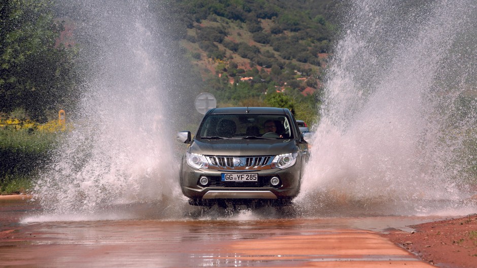Mitsubishi-L200(1)