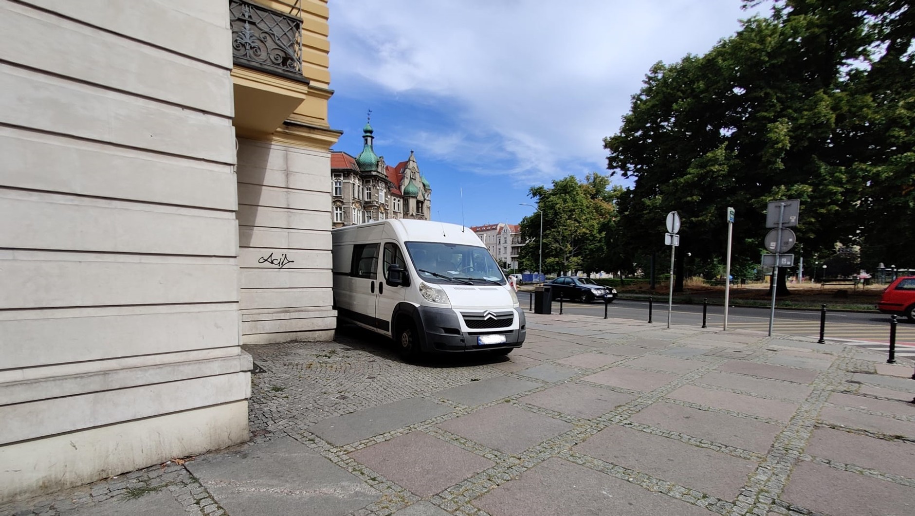 Źle zaparkowany samochód