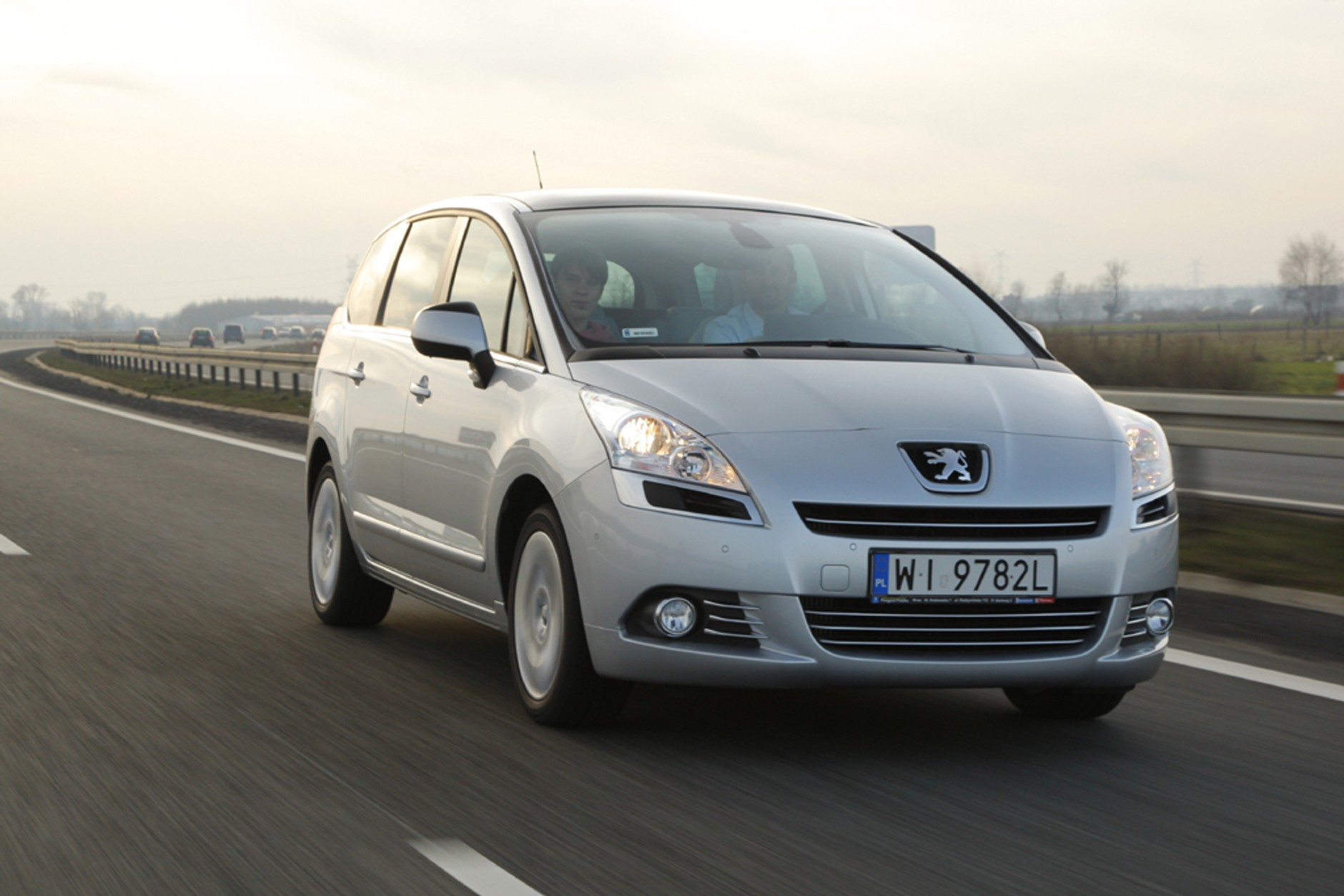 Peugeot 5008 wygląda atrakcyjnie i nieźle jeździ. Lepiej rozważać tylko diesle