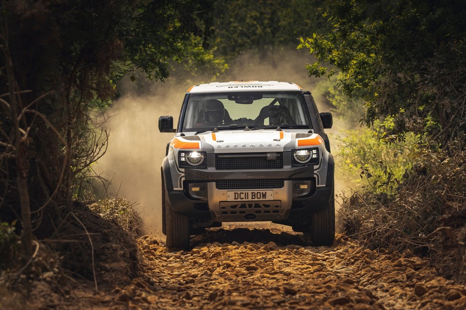 Rajdowy Land Rover Defender 90 od Bowlera