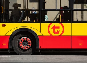 Warszawa: pod autobusem zapadła się jezdnia