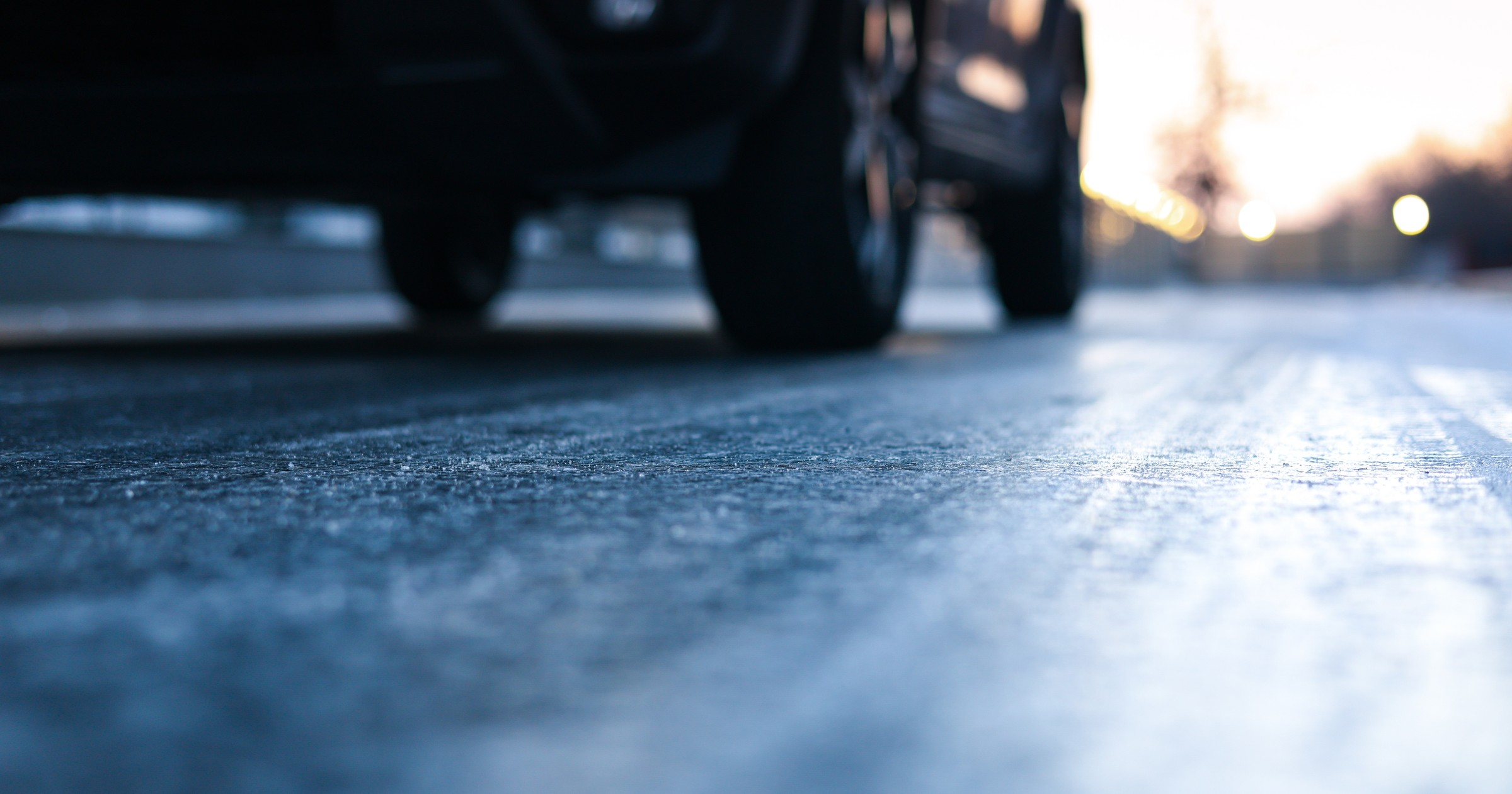 Jazda jak na łyżwach? Na oblodzonej nawierzchni nie ma bezpiecznej prędkości