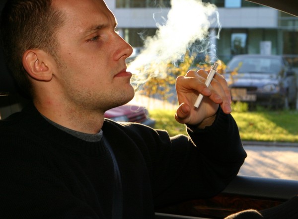 Czy to koniec papierosów za kółkiem? Niemcy pracują nad zakazem palenia w samochodach