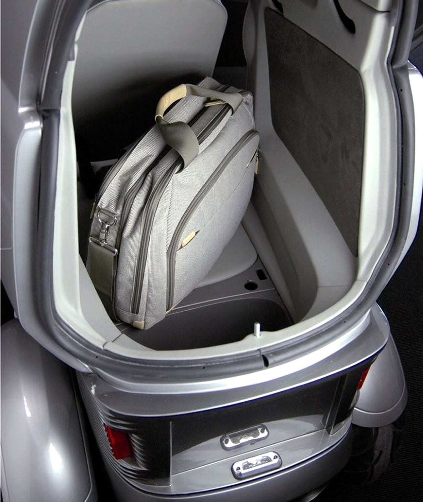 Lumeneo Smera: samochód z szerokością motocykla